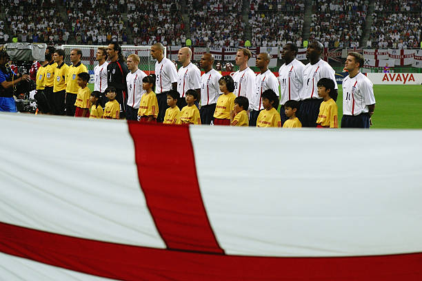england-team-lineup-taken-before-the-fifa-world-cup-finals-2002-picture-id1370434