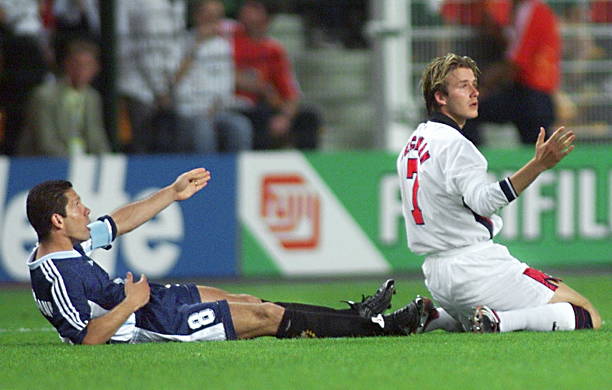 English midfielder David Beckham (R) and Argentina