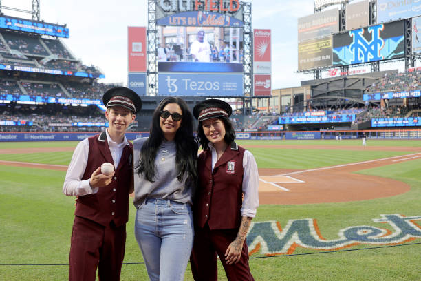 NY: Empire State Building's Tiktok 'Besties' Throw Out The First Pitch At New York Mets' August 5 Game