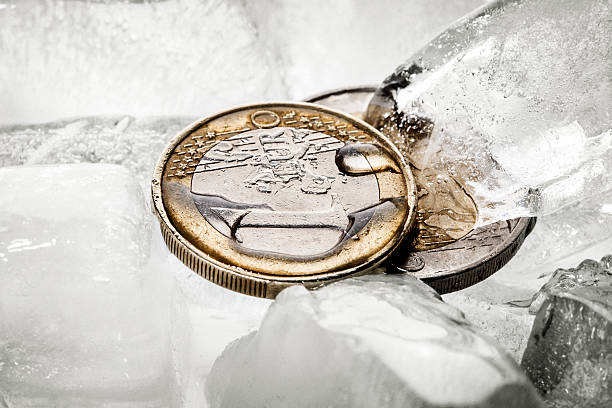 Золото льдов 2. Монетка во льду. Ледяная монета. Монетка Ледяная. Монета из льда.
