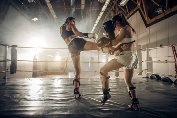 Boxeadoras de tener una pelea en el ring durante el entrenamiento deportivo.