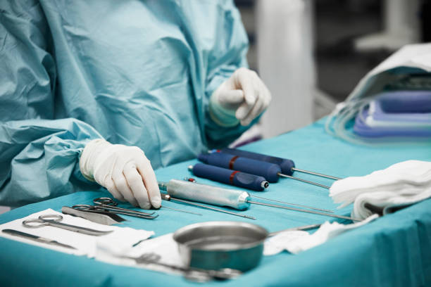 female doctor arranging surgical equipment - cirurgia plástica - fotografias e filmes do acervo