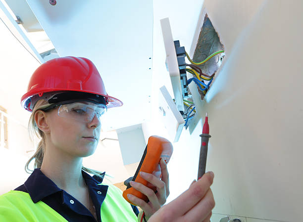 female electrician checking plug sockets - eletricista  - fotografias e filmes do acervo