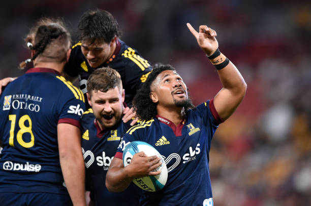 BRISBANE, AUSTRALIA - MAY 06: Folau Fakatava of the Highlanders celebrates scoring a try during the round 12 Super Rugby Pacific match between the Queensland Reds and the Highlanders at Suncorp Stadium on May 06, 2022 in Brisbane, Australia. (Photo by Matt Roberts/Getty Images)