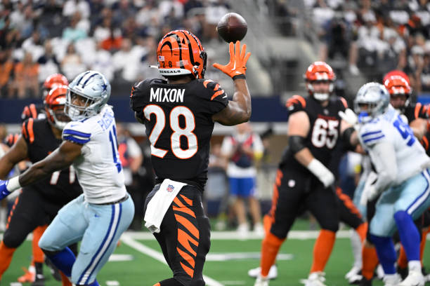 Cincinnati Bengals Joe Mixon in action, catches the ball vs. Dallas Cowboys at AT&T Stadium. Arlington, TX 9/18/2022 CREDIT: Greg Nelson