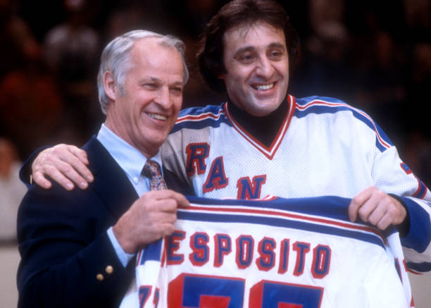 former-nhl-player-gordie-howe-presents-phil-esposito-of-the-new-york-picture-id998750974