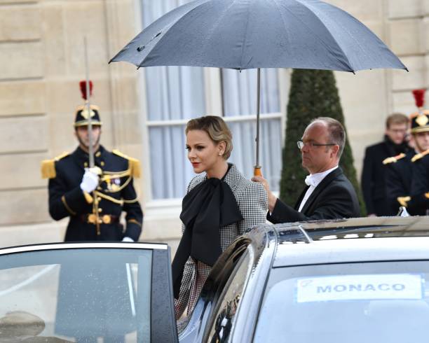french-president-emmanuel-macron-and-his-wife-brigitte-macron-welcome-picture-id1060165294