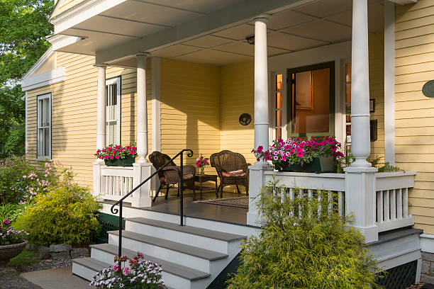 front porch of home in summer - pousadas  - fotografias e filmes do acervo