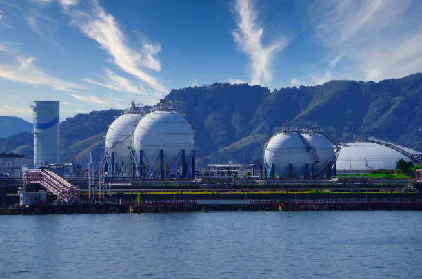 gas tanks - lng terminal stock pictures, royalty-free photos & images