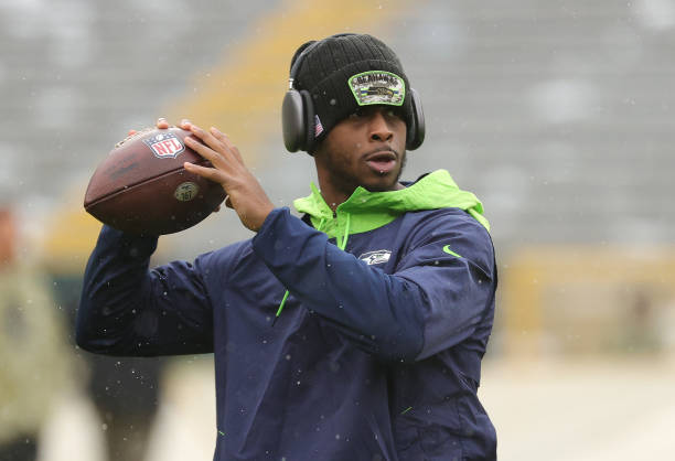 Geno Smith of the Seattle Seahawks warms up before the game against the Green Bay Packers at Lambeau Field on November 14, 2021 in Green Bay,...