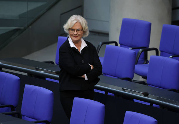 DEU: Bundestag Votes On Sending Heavy Weapons To Ukraine And Other Support Measures
