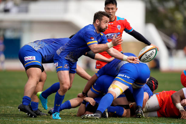 TOKYO, JAPAN - MARCH 06: Greig Laidlaw of NTT Communications ShiningArcs passes the ball during the Top League match between Kubota Spears and NTT Communications Shining Arcs at Edogawa Stadium on March 6, 2021 in Tokyo, Japan. (Photo by Toru Hanai/Getty Images)