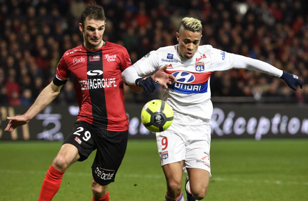 Guingamp's French midfielder Christophe Kerbrat (L) vies Lyon's Spanish-Dominican forward Mariano Diaz during the French L1 football match between Guingamp and Lyon at the Roudourou Stadium in Guingamp, western France, on January 17, 2018. /