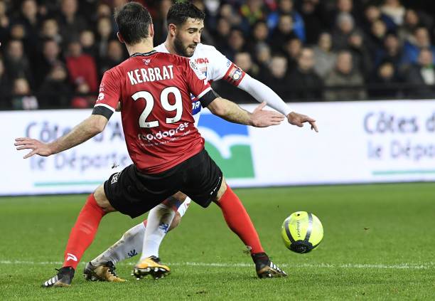 Guingamp's French midfielder Christophe Kerbrat (L) vies Lyon's French midfielder Nabil Fekir during the French L1 football match Guingamp against Lyon January 17, 2018 at the Roudourou stadium in Guingamp, western France. /