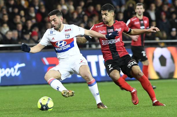 Guingamp's French midfielder Ludovic Blas (R) vies Lyon's French midfielder Jordan Ferri during the French L1 football match between Guingamp and Lyon at the Roudourou Stadium in Guingamp, western France, on January 17, 2018. /
