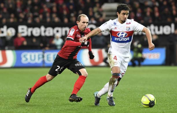 Guingamp's French midfielder Thibault Giresse (L) vies Lyon's Portuguese-Brazilian defender Rafael during the French L1 football match between Guingamp and Lyon at the Roudourou Stadium in Guingamp, western France, on January 17, 2018. /