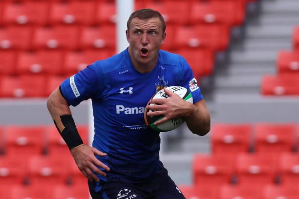 HIGASHIOSAKA, JAPAN - MAY 15: Hadleigh Parkes of Panasonic Wild Knights runs with the ball during the Top League Playoff Semi Final match between Toyota Verblitz and Panasonic Wild Knights at Hanazono Rugby Stadium on May 15, 2021 in Higashiosaka, Osaka, Japan. (Photo by Buddhika Weerasinghe/Getty Images)