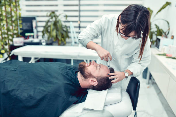 tratamento de queda de cabelo para homens por médico do sexo feminino em clínica - transplante capilar - fotografias e filmes do acervo