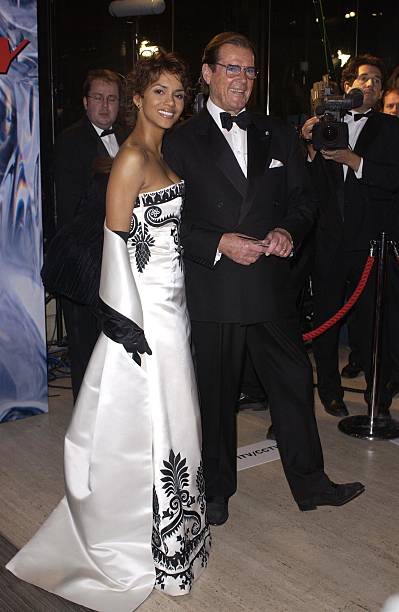 halle-berry-and-roger-moore-attend-the-royal-gala-premiere-of-die-picture-id526811256?k=6&m=526811256&s=612x612&w=0&h=0uNcLYL5tALSkb0uw3TVwu-6GhXm-z1MCtOgNnYj6aU=