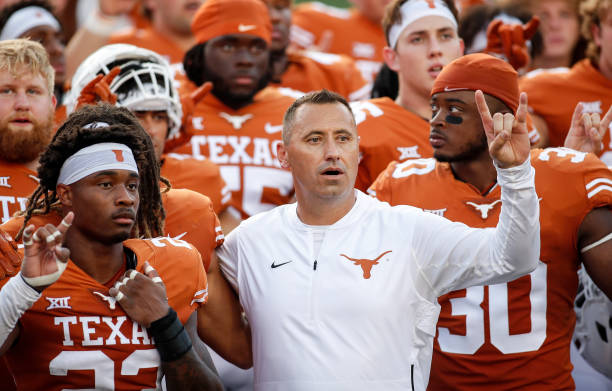 Head coach Steve Sarkisian of the Texas Longhorns sings The Eyes of Texas with the team after the game against the Louisiana Ragin' Cajuns at Darrell...