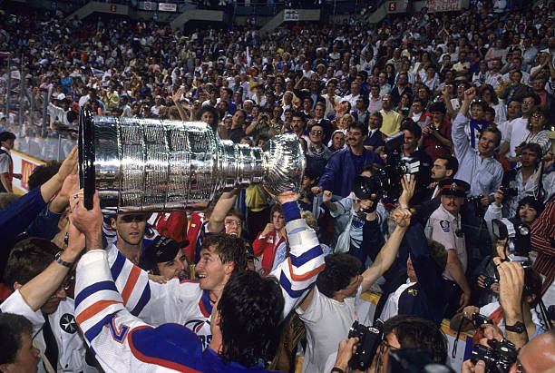 hockey-nhl-finals-edmonton-oilers-wayne-gretzky-victorious-with-cup-picture-id102727452