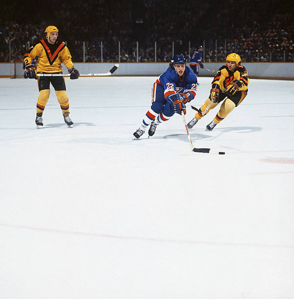 hockey-nhl-finals-new-york-islanders-mike-bossy-in-action-vs-canucks-picture-id104778184