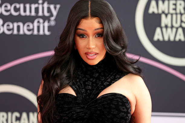 host cardi b attends the 2021 american music awards red carpet with picture
