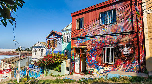case coperti con graffiti su cerro concepción a valparaiso, cile - valparaiso chile foto e immagini stock