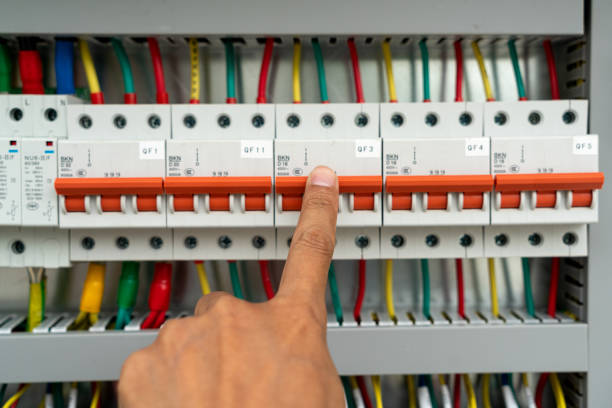 human hand is flipping the power switch in the electrical control cabinet - eletricista  - fotografias e filmes do acervo