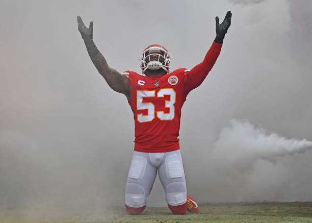 inside-linebacker-anthony-hitchens-of-the-kansas-city-chiefs-reacts-picture-id1199362131