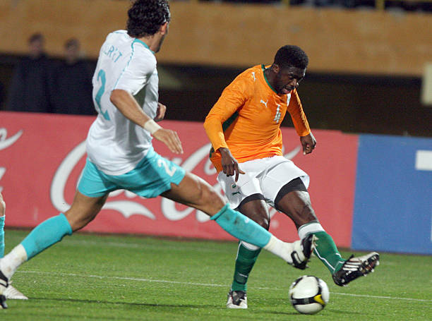 ivory-coast-s-kole-toure-figths-for-the-ball-with-turkeys-servet-picture-id84743038