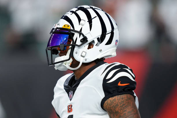 Ja'Marr Chase of the Cincinnati Bengals warms up before the game against the Miami Dolphins at Paycor Stadium on September 29, 2022 in Cincinnati,...