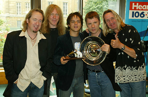 jamie-cullum-with-his-award-for-hmv-best-new-music-poses-with-members-picture-id50974180