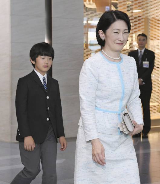 japanese-crown-princess-kiko-and-her-son-prince-hisahito-are-pictured-picture-id1161850548