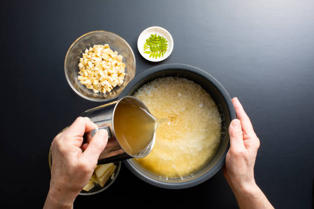 日本の家庭料理、竹製米(炊き込み)。日本語では、武野子五漢です。 - 炊飯器 ストックフォトと画像