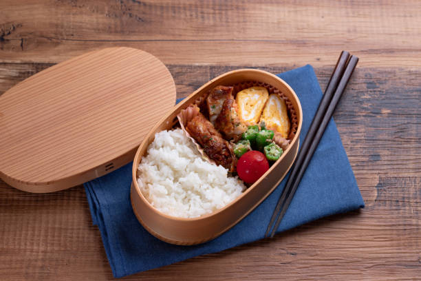 日本の木の弁当箱、マゲワッパ - 弁当 ストックフォトと画像
