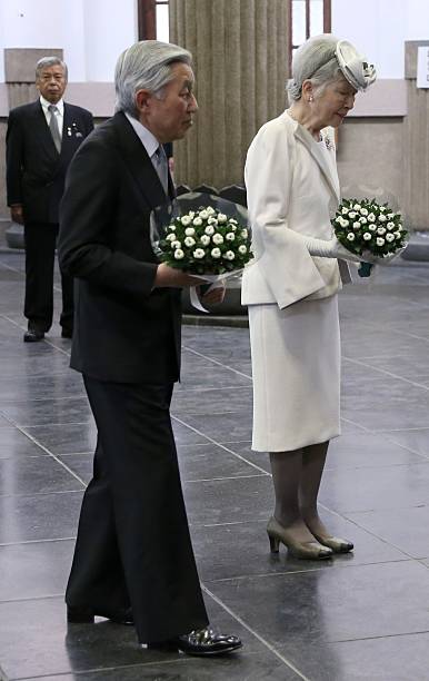 japans-emperor-akihito-and-empress-michiko-offer-flowers-at-tokyo-picture-id474780986