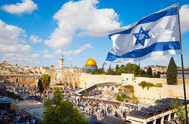 jerusalem old city western wall with israeli flag - israel palestine conflict stock pictures, royalty-free photos & images