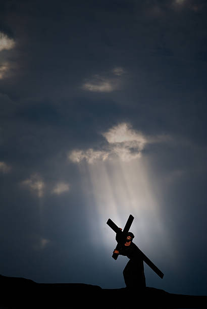 jesus and the crucifix - good friday stockfoto's en -beelden