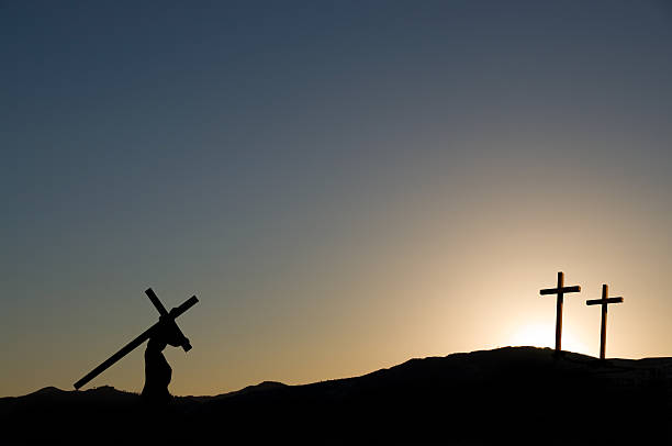 jesus christ carrying the cross on  good friday - good friday stockfoto's en -beelden
