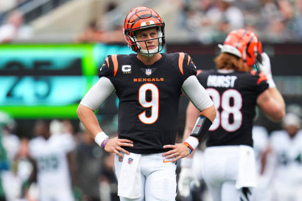 Joe Burrow of the Cincinnati Bengals looks down field against the New York Jets at MetLife Stadium on September 25, 2022 in East Rutherford, New...