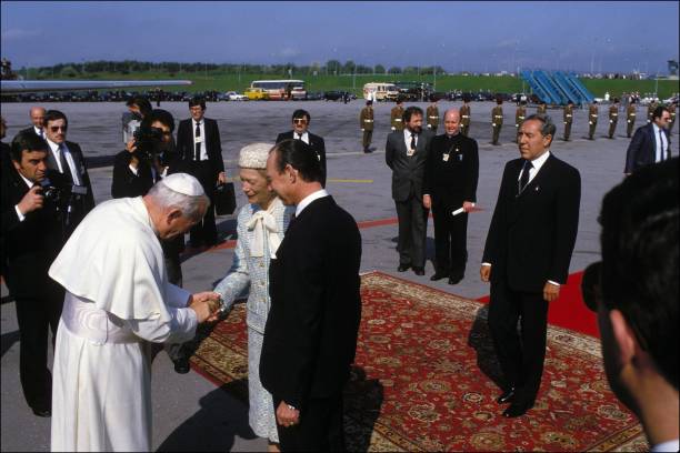 johnpaul-ii-visits-the-royal-family-of-luxembourg-on-may-15-1985-ii-picture-id115113501