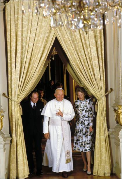 johnpaul-ii-visits-the-royal-family-of-luxembourg-on-may-15-1985-picture-id115113500