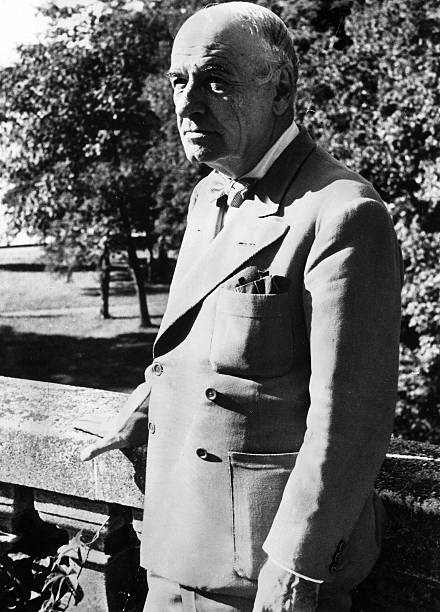 Jose Ortega Y Gasset *9.05.1883-+Philosoph, EAutor des Werkes `Der Aufstand derMassen' - an einer Brüstung vor einer Grünanlagestehend- 1949