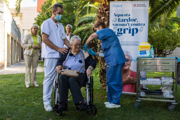 ESP: Barcelona Administers Fourth Covid Vaccine Dose To the Elderly