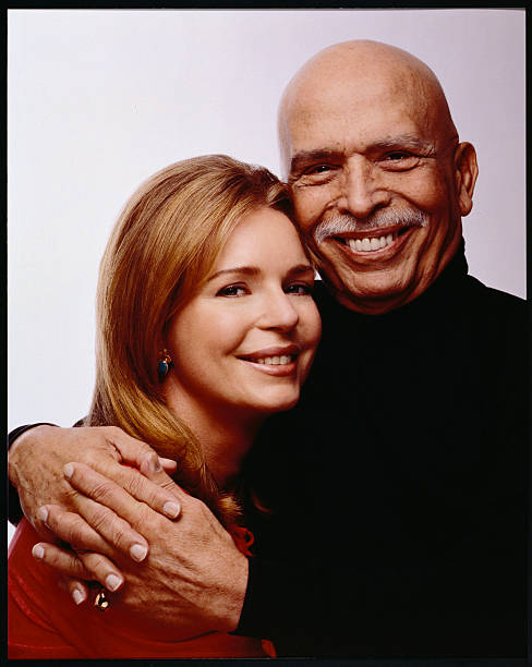 king-hussein-of-jordan-hugging-wife-queen-noor-picture-id583044144