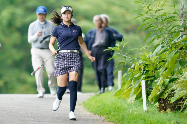 https://media.gettyimages.com/photos/kotone-hori-of-japan-runs-to-the-10th-hole-during-the-final-round-of-picture-id1164279541?k=6&m=1164279541&s=612x612&w=0&h=46caLrsgStTU9332mUD4wPGk3x-vZF5xFElE1q_biIE=