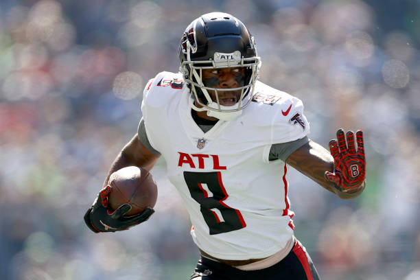 Kyle Pitts of the Atlanta Falcons carries the ball against the Seattle Seahawks during the first quarter at Lumen Field on September 25, 2022 in...