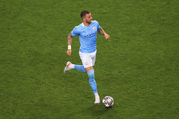 Kyle Walker of Manchester City runs with the ball during the UEFA Champions League Final between Manchester City and Chelsea FC at Estadio do Dragao...