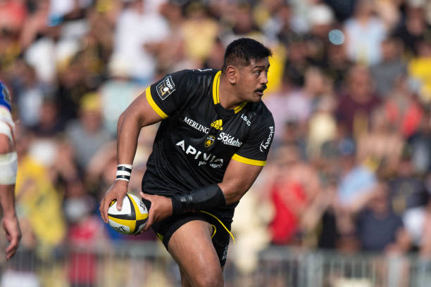 La Rochelle's Australian lock Will Skelton passes the ball during the French Top14 rugby union match between Stade Rochelais (La Rochelle) and Stade Francais at the Marcel-Deflandre stadium in La Rochelle, western France on May 21, 2022. (Photo by XAVIER LEOTY / AFP) (Photo by XAVIER LEOTY/AFP via Getty Images)